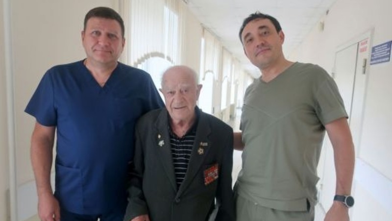 Лучший хирург России обследовал 98-летнего ветерана в Екатеринбурге