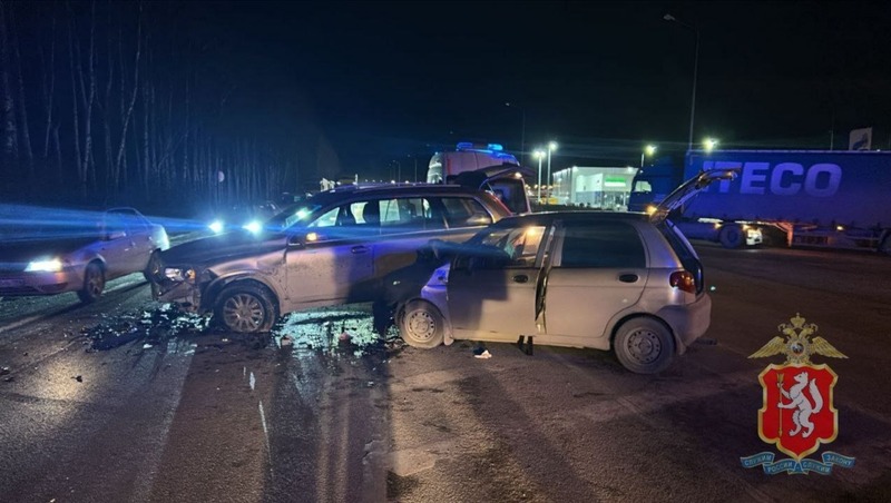 2 человека пострадали в ДТП на выезде с АЗС в Екатеринбурге