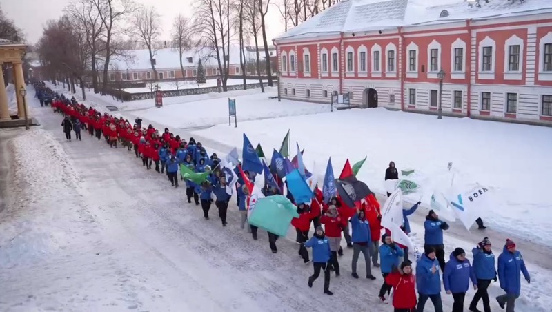 Более 1,5 тыс. петербуржцев выстроились в огромную «зачётную книжку» в День студента
