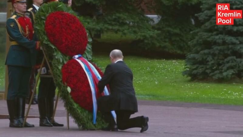 Владимир Путин возложил венок к Могиле Неизвестного Солдата