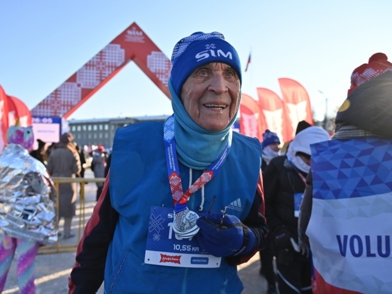 Девяностолетний врач из Омска пробежал 10 километров на Рождественском полумарафоне