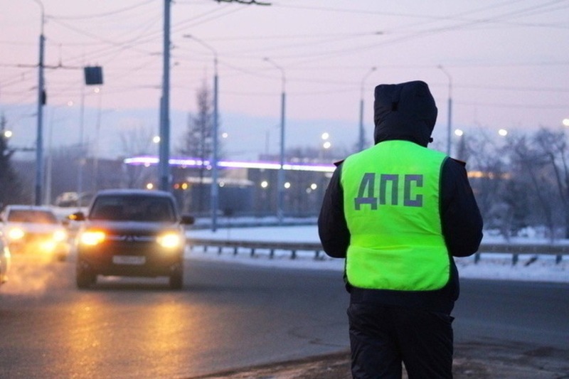 В Омске «Фольксваген» проехал на «красный» и спровоцировал ДТП