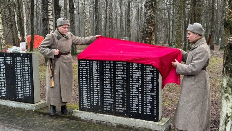 Останки 178 бойцов-защитников блокадного города с почестями перезахоронили в Ленобласти
