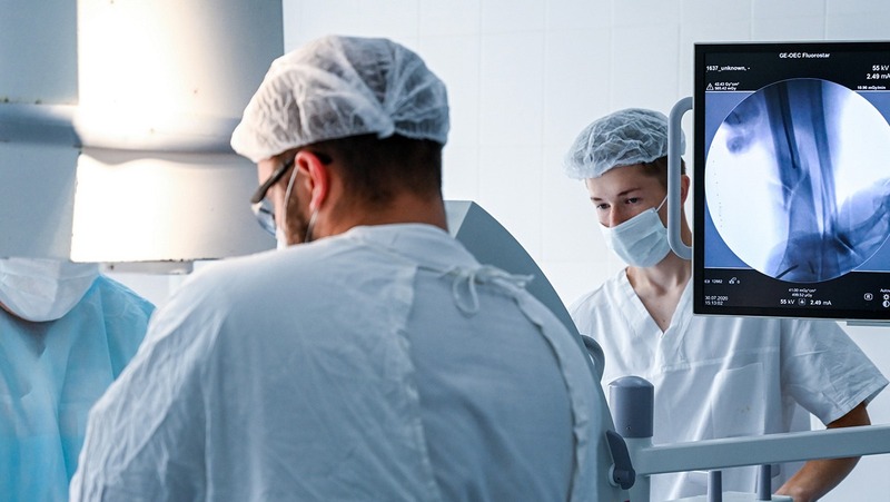 Роботизированную операцию на суставе впервые провели в Челябинске