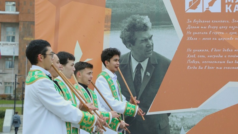 Мавлиев возложил цветы к памятнику Мустая Карима в честь 106-летия поэта