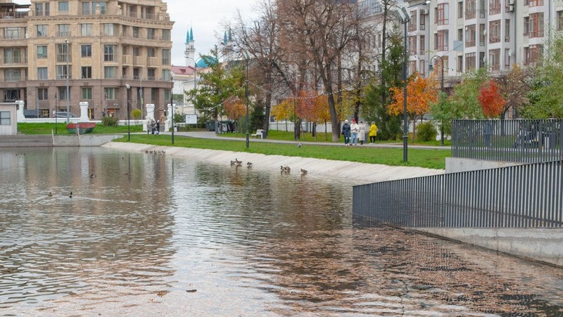 Подготовку водоема к зимнему сезону начали в парке «Черное озеро»