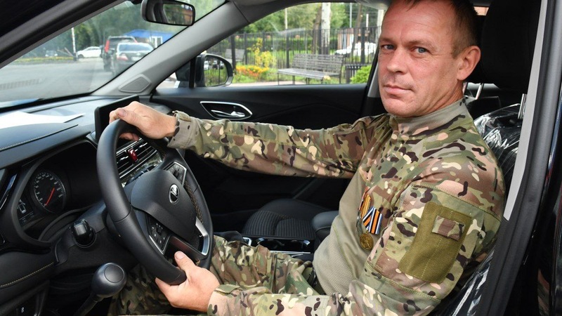 Хоценко вручил автомобили ветеранам СВО