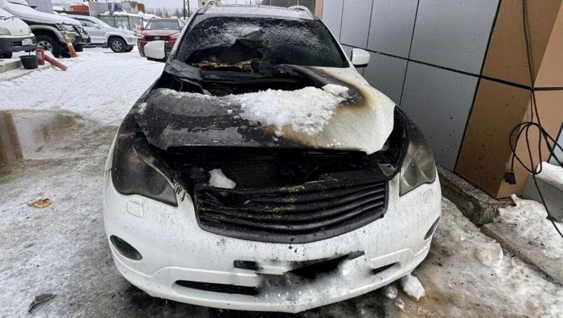 Магаданец случайно поджег свою машину при зарядке аккумулятора