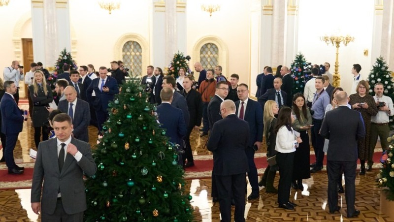 Минниханов снял с московской «Елки желаний» шары детей из Татарстана и ЛНР