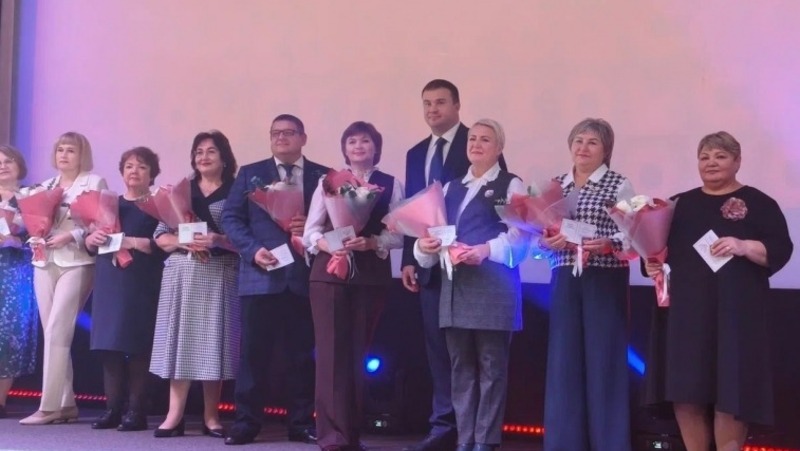 Хоценко наградил лучших педагогов Омской области