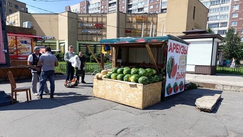 На Энгельса демонтировали нелегальный ларек с арбузами и дынями 