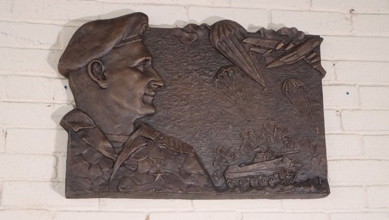 Мемориальную доску Героя России Юрьева открыли во Владимире