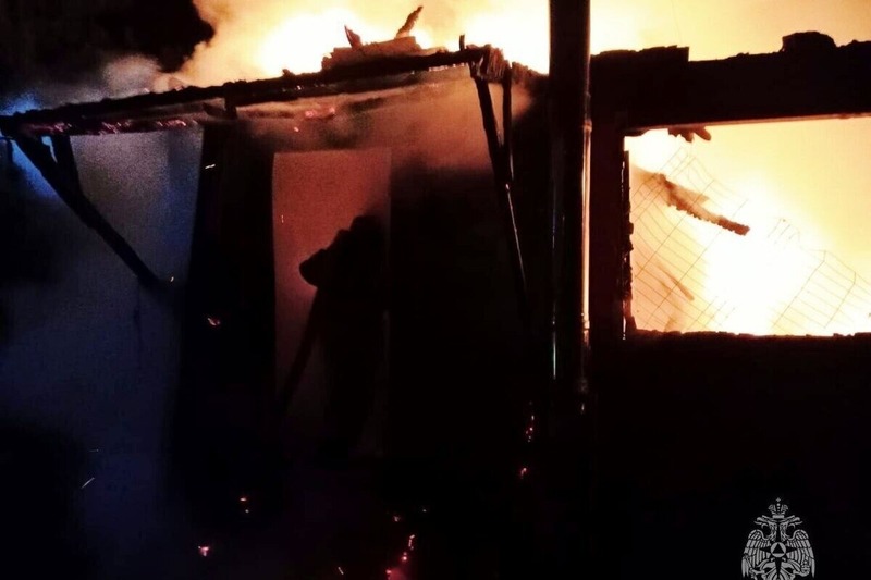 В Омске ночью загорелся дачный дом: пострадал один человек