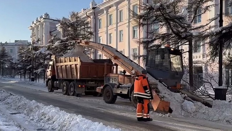 Тонны снега вывозят магаданские службы