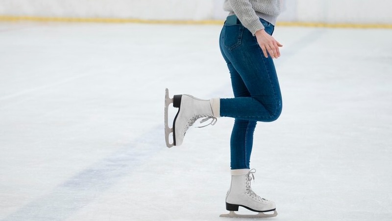 Каток для массового катания готовят к зимнему сезону в поселке Ола