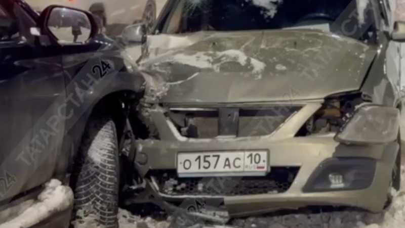 Лада и Mitsubishi столкнулись на ул. Родины в Казани
