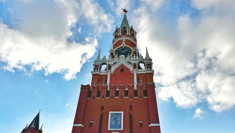 Путин наградил трех омичей за достижения в работе