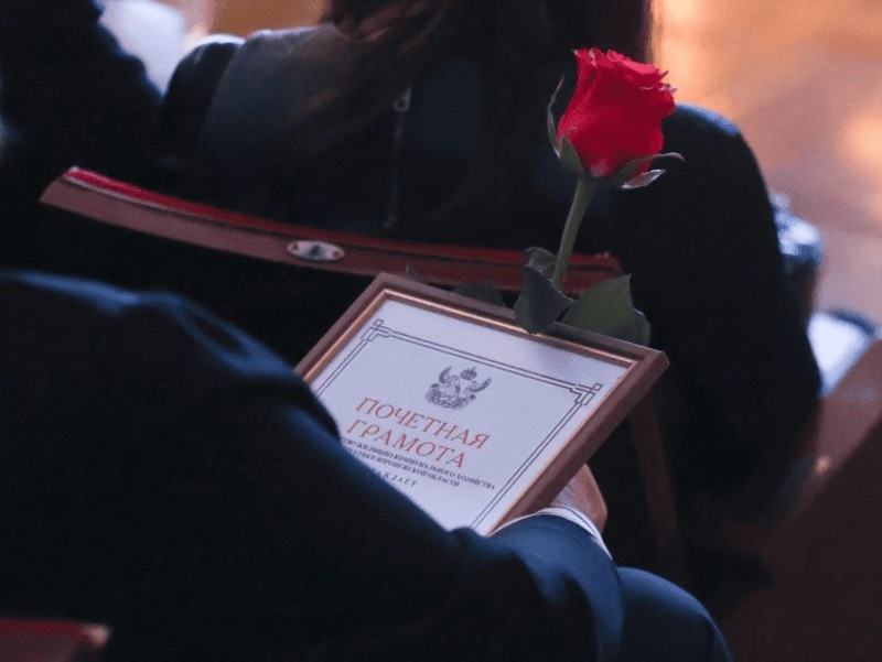 Воронежских сотрудников ЖКХ наградил Почетными грамотами администрации 