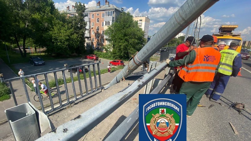 При падении световой опоры на Ямашева в Казани пострадали два авто