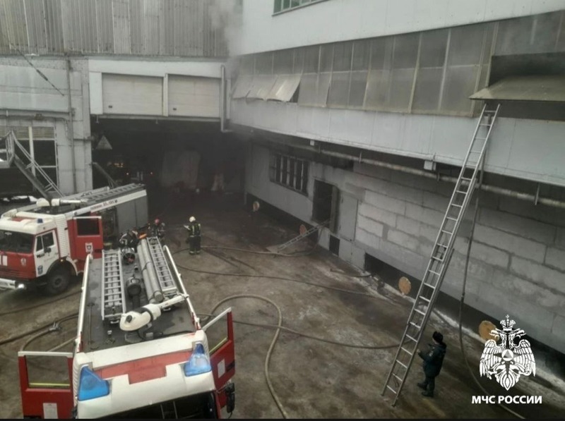Загоревшийся в Воронеже завод тушили около полутора часов