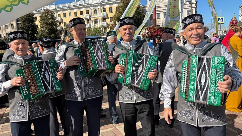 Шаймиева и Минниханова встретили песнями и чак-чаком на «Национальном собрании»