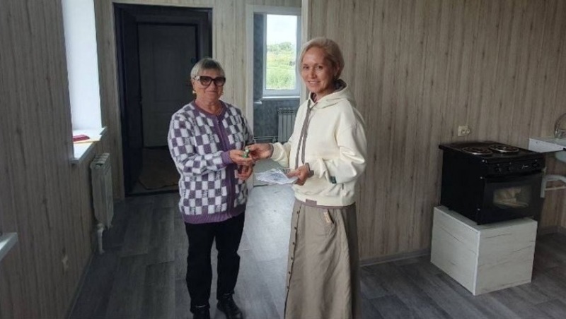 В Омской области по распоряжению  Хоценко дети-сироты получили еще три квартиры 