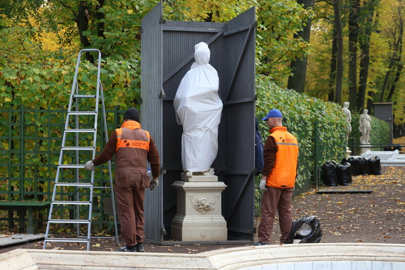 Зимние футляры снимут со скульптур Летнего сада 15 апреля в Петербурге