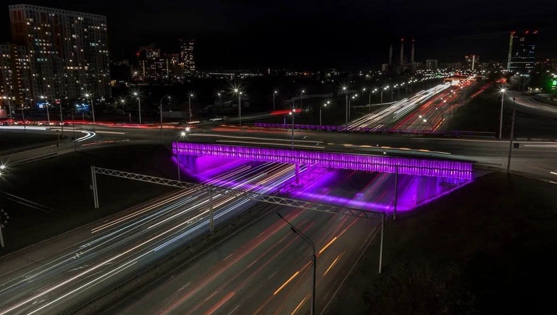Фиолетовая подсветка путепровода появилась на пр. Салавата Юлаева в Уфе