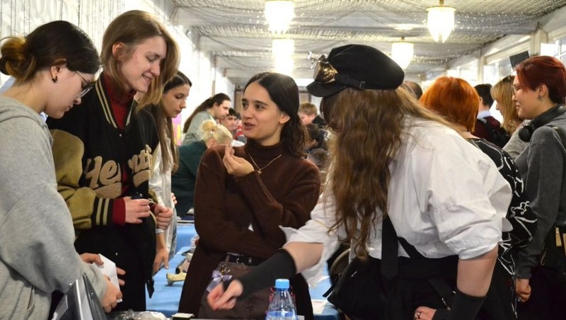 Около 1500 магаданских школьников познакомились с востребованными профессиями на ярмарке вакансий