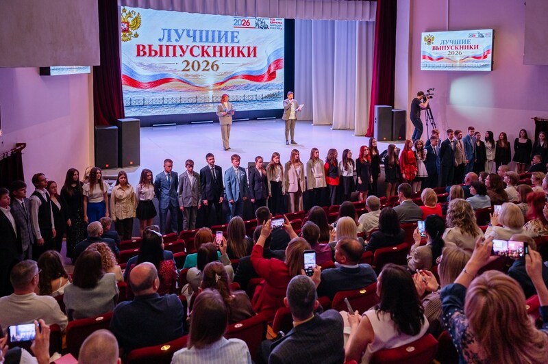 24 выпускникам вручили золотые медали в Магадане