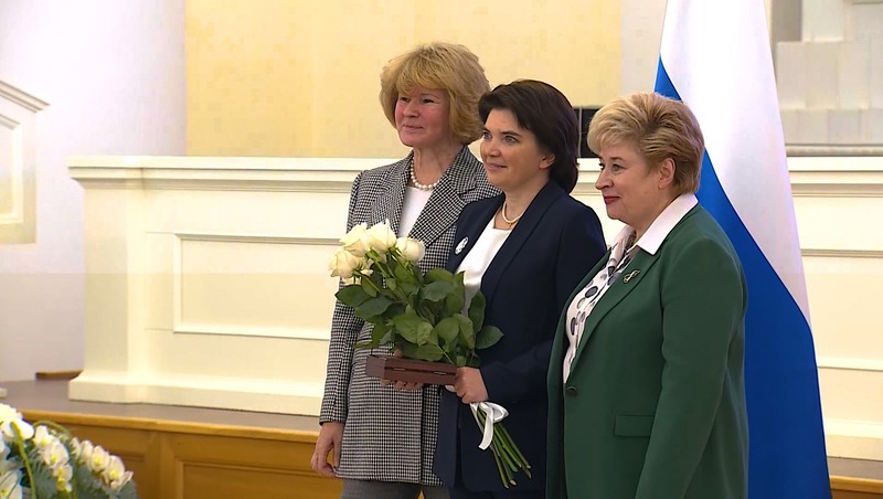 125 петербургским педагогам вручили региональные награды в Смольном