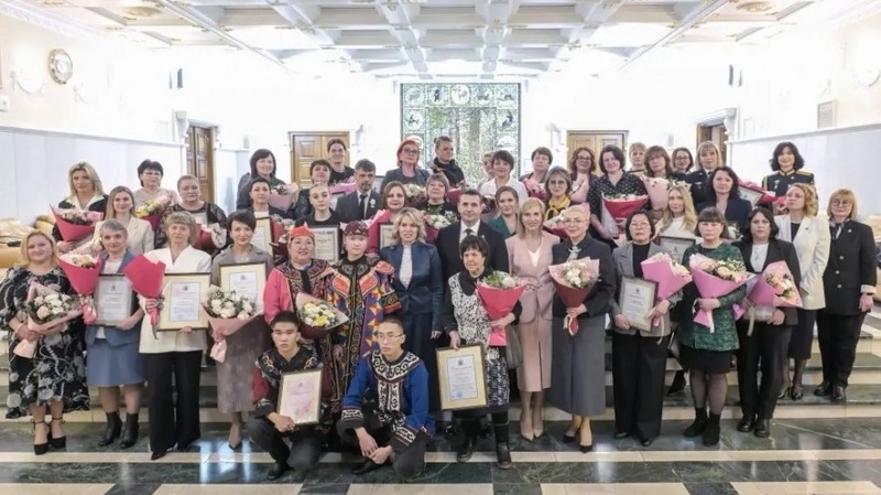 Д.Демешин вручил двум хабаровским семьям медали ордена «Родительская слава»