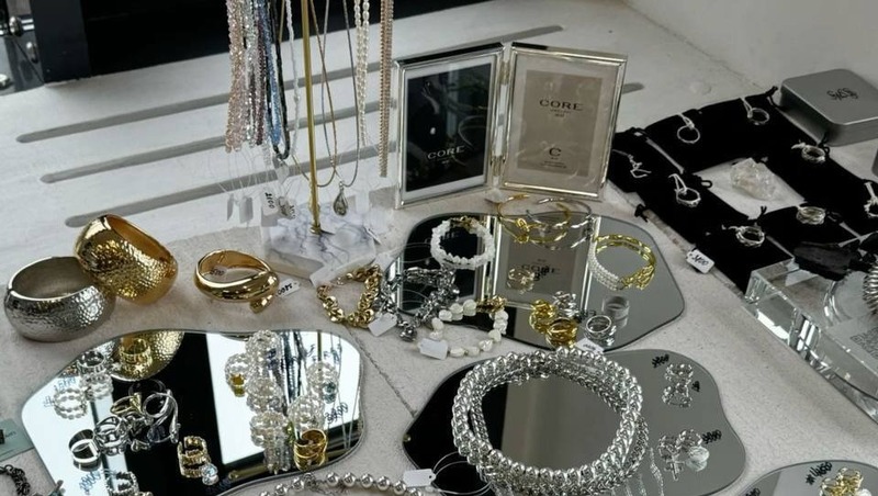 Украшения на 4,5 млн руб. пытались провезти мать и дочь в Казани