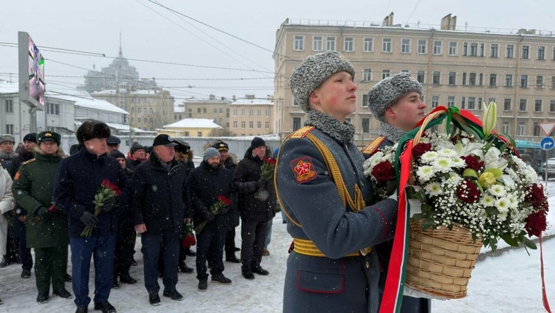 Делегация РТ возложила цветы к мемориалу военным медикам в Петербурге