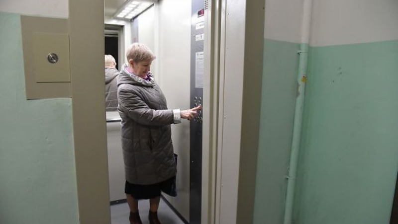 347 лифтов обновили в домах Свердловской области в 2025 году