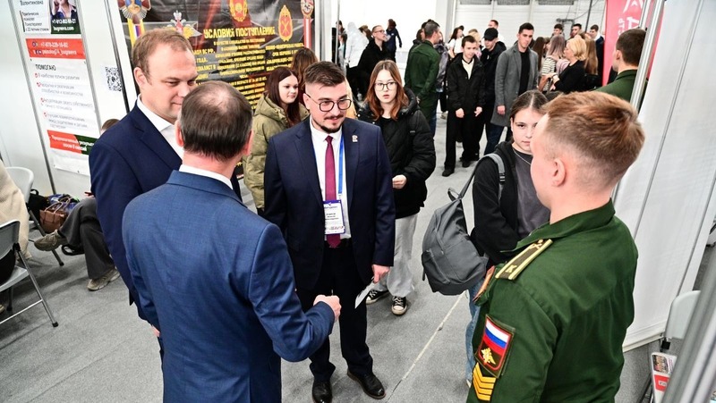 Более 50 вузов представлены на межрегиональной выставке по профориентации в Челябинске