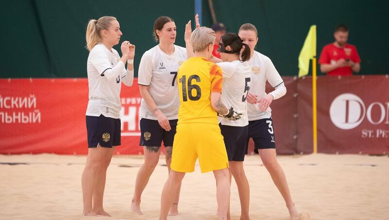 5 женских и мужских команд принимают участие в турнире по пляжному футболу в Петербурге