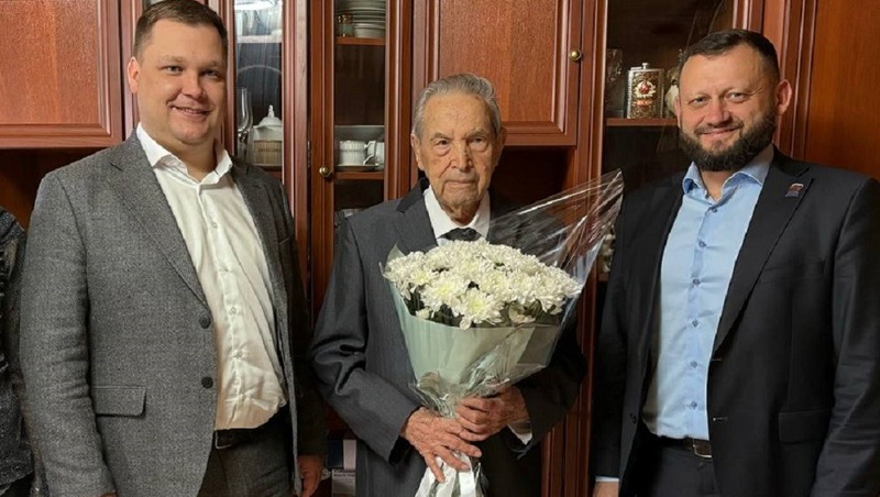 Ясинский поздравил рязанского ветерана ВОВ Дмитрия Иванова с 103-летием