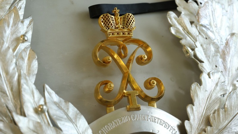 Беглов и Бельский возложили цветы к могиле Петра Первого