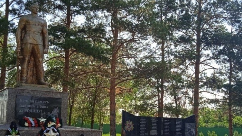 В селе Татарка открыли обновлённый мемориал воину-освободителю