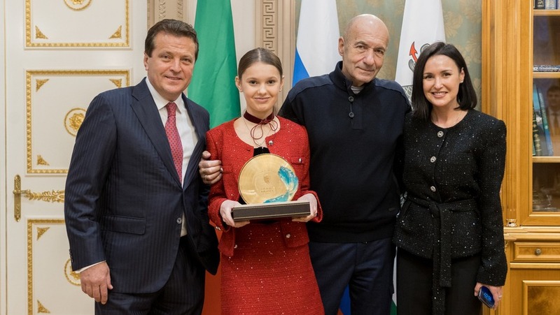 Метшин наградил финалистку «Голос. Дети» Благодарственным письмом мэра