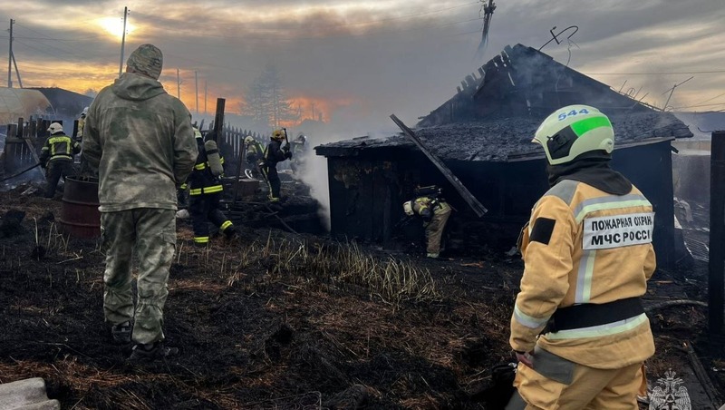 7 построек сгорели из-за замыкания на электропроводах в Магадане