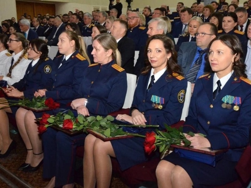 Хоценко поздравил омских следователей с юбилеем ведомства