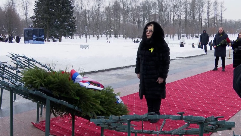 Матвиенко вместе с петербуржцами возложила цветы на Пискарёвском кладбище