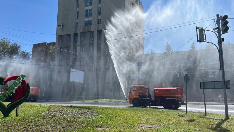 В Самаре на тротуарах и дорогах проводят аэрацию воздуха