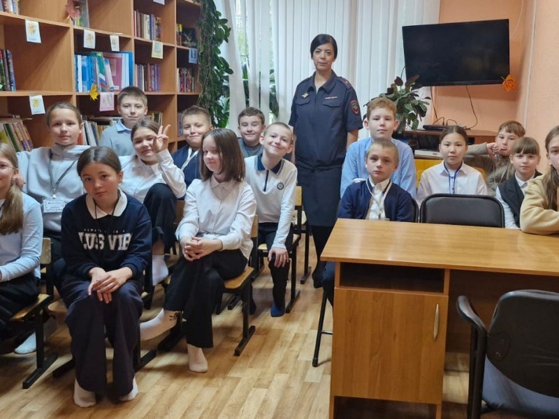Полицейские провели экскурсию для школьников в рамках акции «Без турникетов» в Магадане