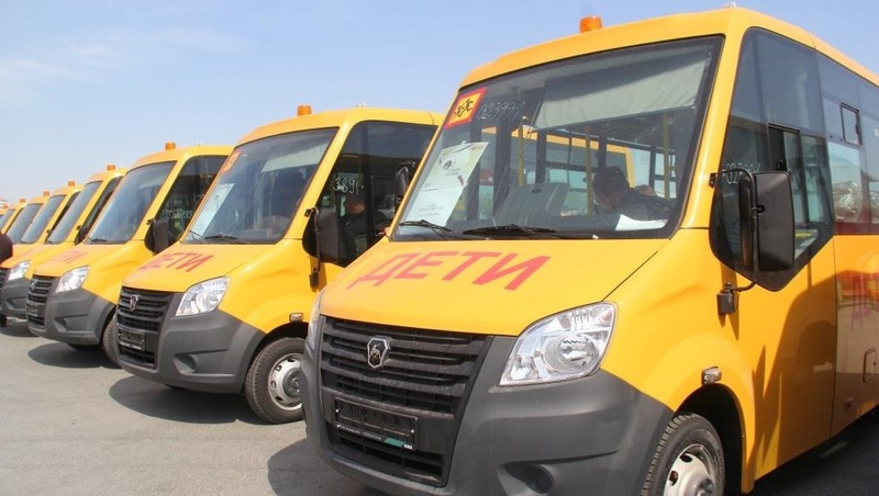 Более 100 новых автобусов получили школы Омской области в 2025 году