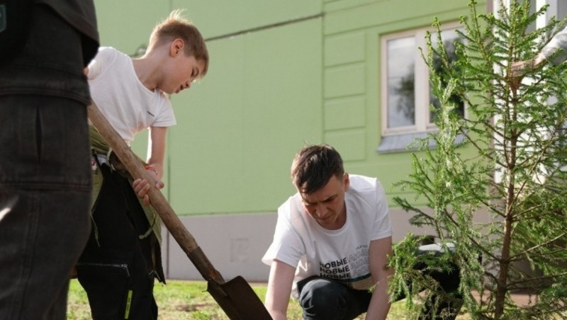 Партия «Новые люди» высадила четвертую аллею в Омске благодаря переработке макулатуры
