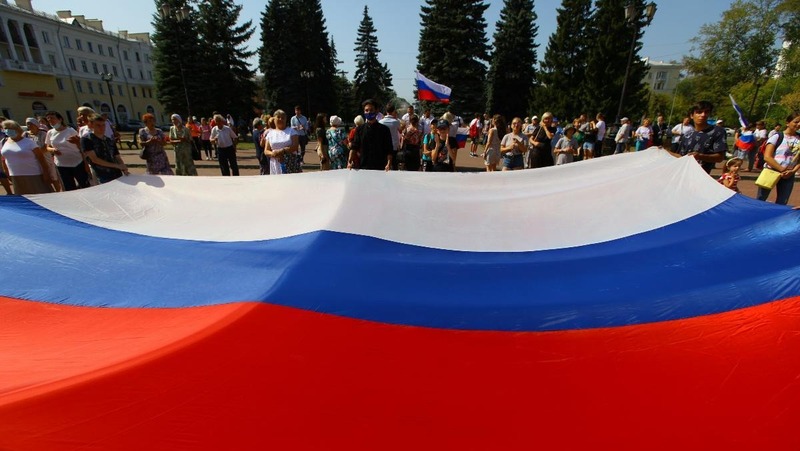 Алексей Текслер поздравил южноуральцев с Днём российского флага