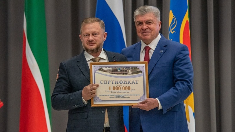 Магдеев наградил челнинца знаком отличия Минобороны РФ за вклад в производство автотехники